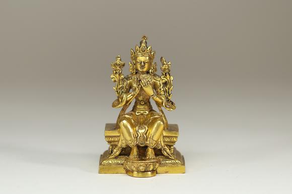 Goldfield Auction sarlsTravail sino-tibétain, XVIIe siècle sculpture en bronze doré représentant une divinité bouddhique assise en vajrāsana sur un socle lotiforme, les main