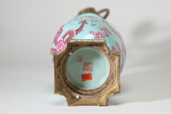 Goldfield Auction sarlsVase balustre en porcelaine de la famille rose, Chine, à décor de dragons pourpres poursuivant la perle sacrée parmi des nuées stylisées sur fond turq