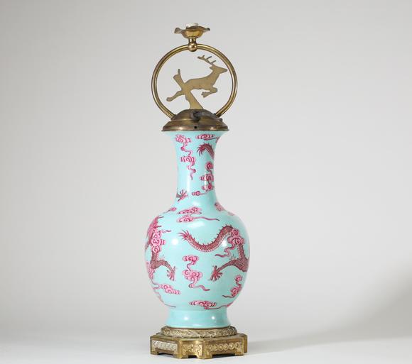 Goldfield Auction sarlsVase balustre en porcelaine de la famille rose, Chine, à décor de dragons pourpres poursuivant la perle sacrée parmi des nuées stylisées sur fond turq