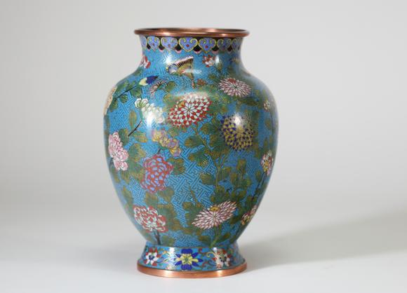 Goldfield Auction sarlsVase en émaux cloisonnés sur cuivre, Chine, XIXe siècle, de forme balustre, à décor polychrome de pivoines, chrysanthèmes et papillons sur fond bleu t