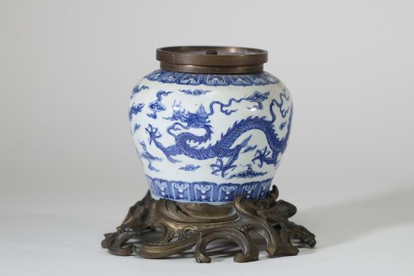 Goldfield Auction sarlsPot en porcelaine bleu et blanc, Chine, à décor de dragons évoluant parmi les nuées, encadré de frises géométriques stylisées. La base porte une marqu