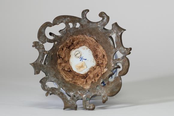 Goldfield Auction sarlsPot en porcelaine bleu et blanc, Chine, à décor de dragons évoluant parmi les nuées, encadré de frises géométriques stylisées. La base porte une marqu