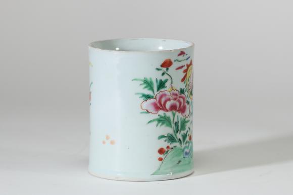 Goldfield Auction sarlsPorte-pinceaux en porcelaine famille rose, Chine, de forme cylindrique, décoré d’un phénix parmi des pivoines et branchages fleuris dans des émaux po