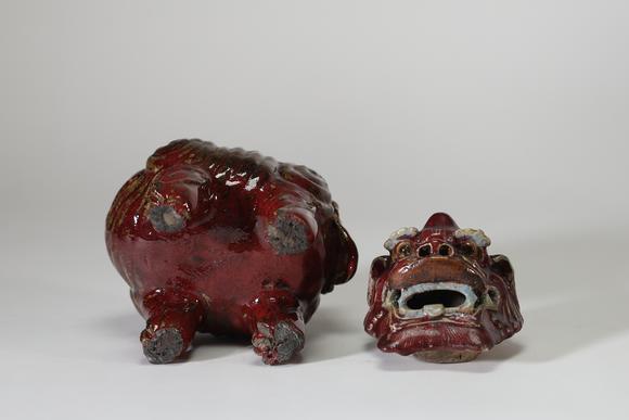 Goldfield Auction sarlsBr?le-parfum couvert en grès vernissé rouge sang-de-b?uf, Chine, de forme d’un lion bouddhique stylisé reposant sur quatre pieds, le couvercle ajouré