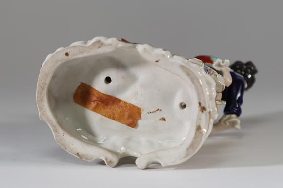 Goldfield Auction sarlsGroupe en porcelaine allemande représentant un couple galant en habit du XVIIIe siècle, enlacé dans une scène de danse ou de promenade, reposant sur u
