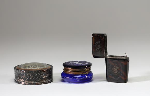 Goldfield Auction sarlsLot de trois bo?tes des XVIIIe et XIXe siècles comprenant une bo?te ronde à décor de vernis et miniature sous verre représentant un pavillon, une peti