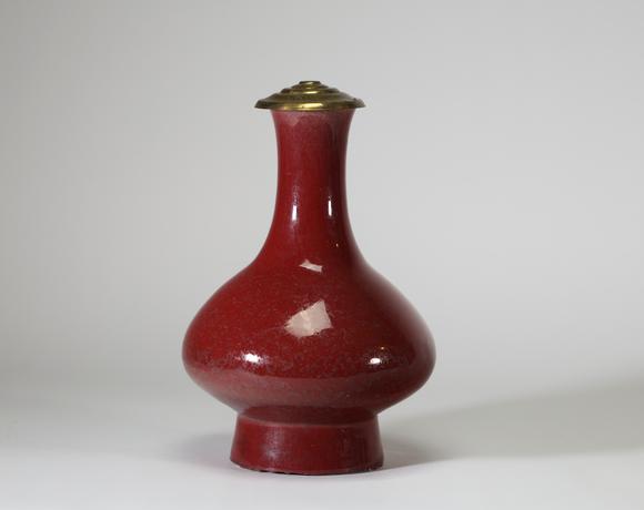 Goldfield Auction sarlsVase de forme bouteille en porcelaine à gla?ure sang-de-b?uf flambée, Chine, époque Qing, monté postérieurement en lampe avec monture en laiton, non p