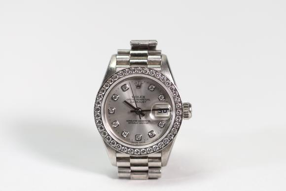 Goldfield Auction sarlsMontre Rolex Oyster Perpetual Datejust Lady en acier, lunette sertie de diamants et cadran à index diamantés
Etat : Bon
Hauteur : 8 cm 
Diamétre :
