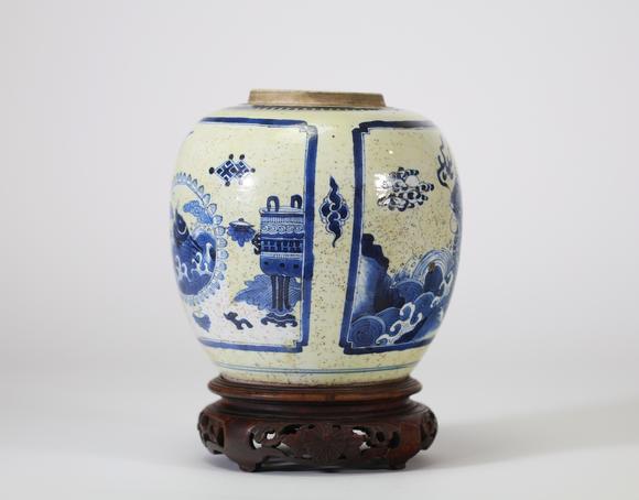 Goldfield Auction sarlsChine, potiche en porcelaine bleu et blanc à décor de qilin, dragons stylisés et objets précieux, marque en double cercle, montée sur socle en bois aj