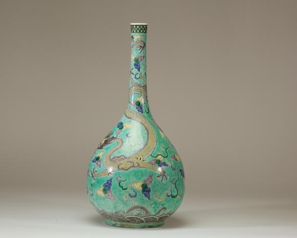 Goldfield Auction sarlsChine, important vase bouteille en porcelaine de la famille verte à fond turquoise, à décor de dragons évoluant parmi des nuées stylisées et motifs de