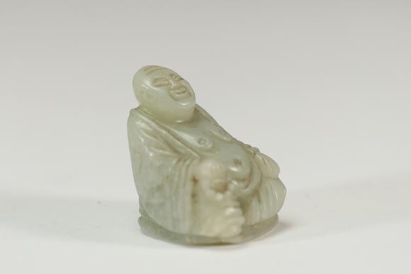 Goldfield Auction sarlsA white jade figure of a seated Budai, Qing dynasty
Etat : bon
Hauteur : 4,8 cm 
Largeur : 4 cm
Poids : 108,9 grs