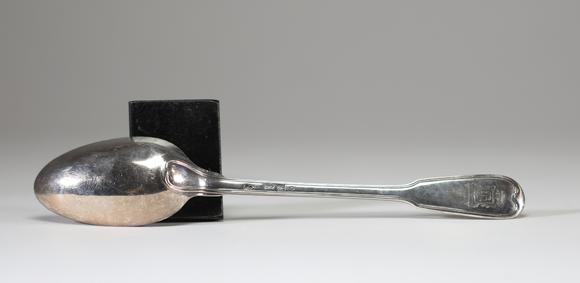 Goldfield Auction sarlsCuiller à rago?t en argent massif d’époque Louis XVI, modèle uni à filet, le manche orné d’armoiries gravées sous couronne, portant plusieurs poin?o