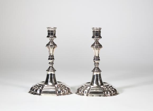 Goldfield Auction sarlsPaire de bougeoirs en argent massif, travail liégeois , époque Louis XV (XVIIIe siècle), poin?ons dont un d’orfèvre à l’initiale B.
Etat : Bon
Hau