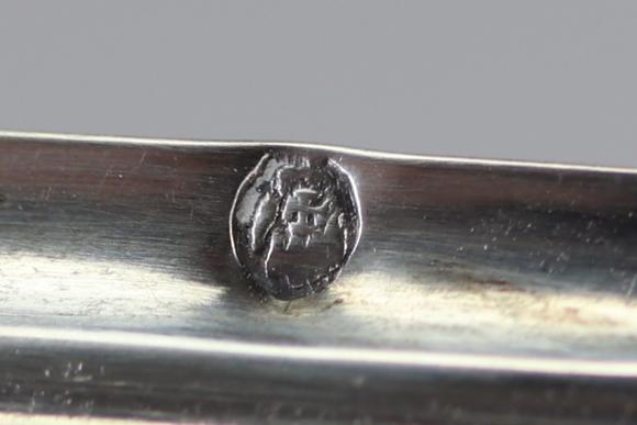 Goldfield Auction sarlsPaire de bougeoirs en argent massif, travail liégeois , époque Louis XV (XVIIIe siècle), poin?ons dont un d’orfèvre à l’initiale B.
Etat : Bon
Hau