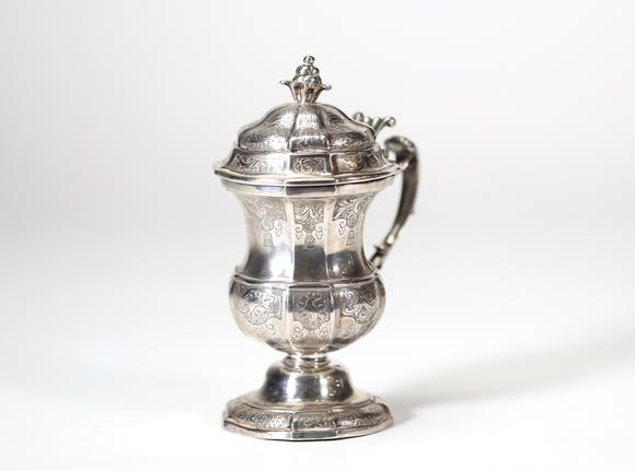Goldfield Auction sarlsMoutardier en argent massif de forme balustre reposant sur un piédouche mouluré. Le corps est finement gravé de motifs rocaille et d’ornements stylis