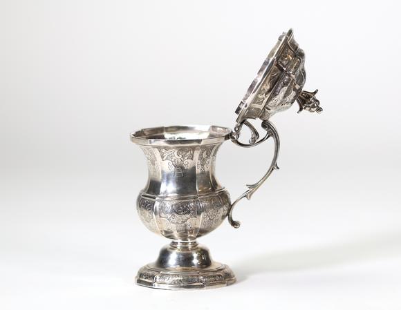 Goldfield Auction sarlsMoutardier en argent massif de forme balustre reposant sur un piédouche mouluré. Le corps est finement gravé de motifs rocaille et d’ornements stylis