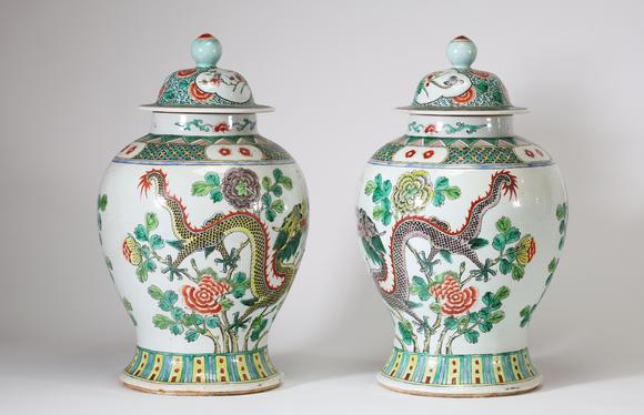 Goldfield Auction sarlsChine, paire de potiches couvertes en porcelaine de la famille verte, à décor polychrome de dragons évoluant parmi des pivoines et rinceaux feuillagés