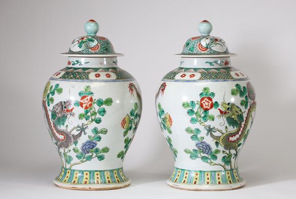 Goldfield Auction sarlsChine, paire de potiches couvertes en porcelaine de la famille verte, à décor polychrome de dragons évoluant parmi des pivoines et rinceaux feuillagés