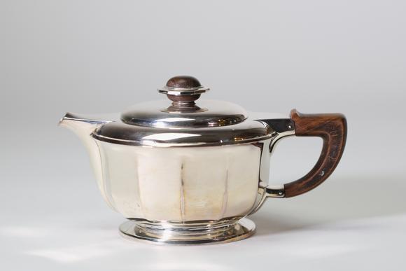 Goldfield Auction sarlsPhilippe Wolfers (1858-1929) pour Wolfers Frères, service à thé et café en argent massif de style Art Déco, comprenant une théière, une cafetière, un