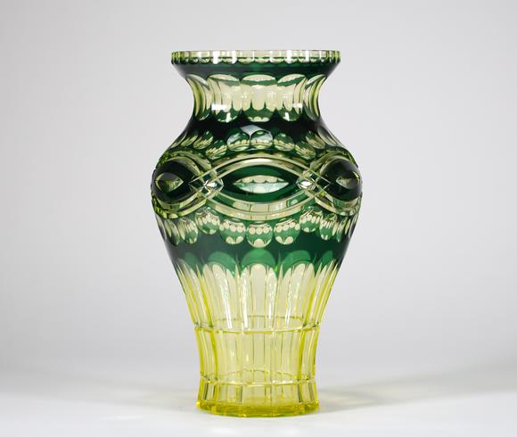 Goldfield Auction sarlsVal Saint Lambert, important vase en cristal taillé et doublé vert uranium, à décor richement facetté de larges godrons, cabochons et motifs géométriq