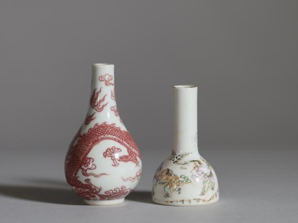 Goldfield Auction sarlsChine, lot composé de deux petits vases en porcelaine, l’un de forme bouteille à panse globulaire et col étroit, à décor en rouge de fer d’un dragon