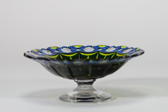 Goldfield Auction sarlsVal Saint Lambert, rare coupe en cristal taillé et triplé bleu et vert, uranium, à décor riche de pointes de diamant, facettes rayonnantes et frise de