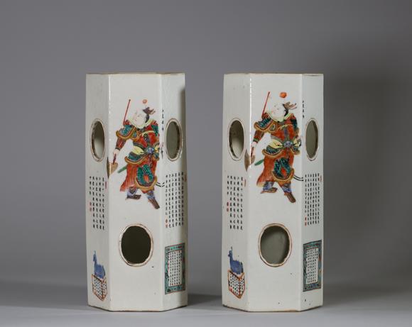 Goldfield Auction sarlsCHINE – XIXe SIèCLE Paire de vases porte-chapeaux en porcelaine de la famille rose de forme polygonale, décorés en émaux polychromes de personnages i