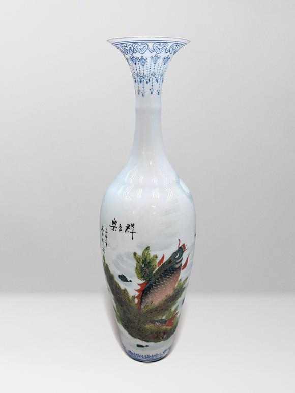 中信國(guó)際  薄胎群魚(yú)樂(lè)觀(guān)音瓶