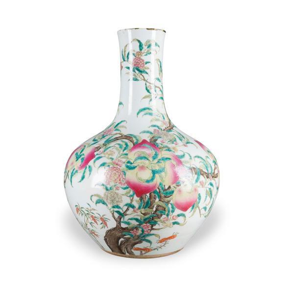 Hargesheimer Kunstauktionen DüsseldorfEINE GROSSE FAMILLE-ROSE-VASE MIT DER DARSTELLUNG VON NEUN PFIRSICHEN