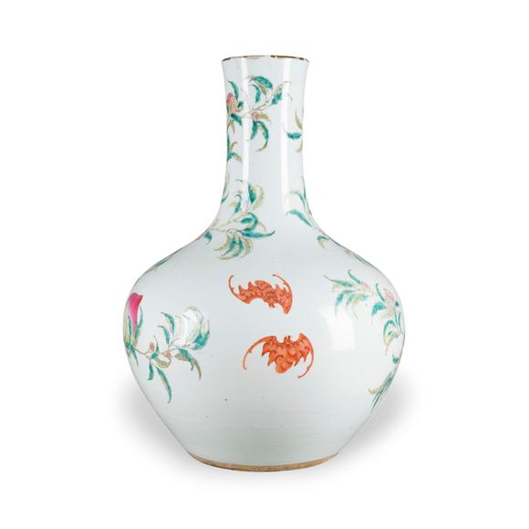 Hargesheimer Kunstauktionen DüsseldorfEINE GROSSE FAMILLE-ROSE-VASE MIT DER DARSTELLUNG VON NEUN PFIRSICHEN