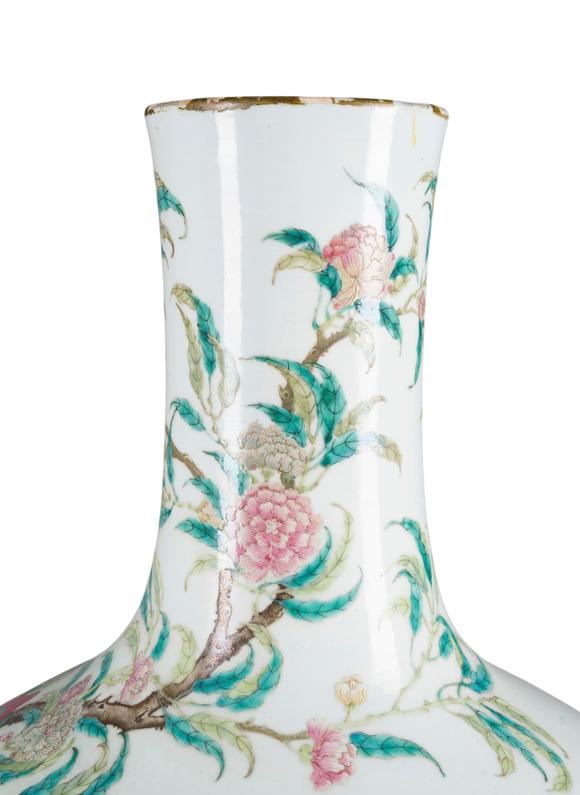 Hargesheimer Kunstauktionen DüsseldorfEINE GROSSE FAMILLE-ROSE-VASE MIT DER DARSTELLUNG VON NEUN PFIRSICHEN