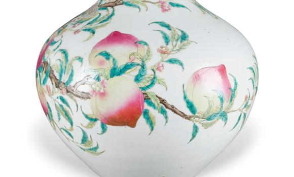 Hargesheimer Kunstauktionen DüsseldorfEINE GROSSE FAMILLE-ROSE-VASE MIT DER DARSTELLUNG VON NEUN PFIRSICHEN