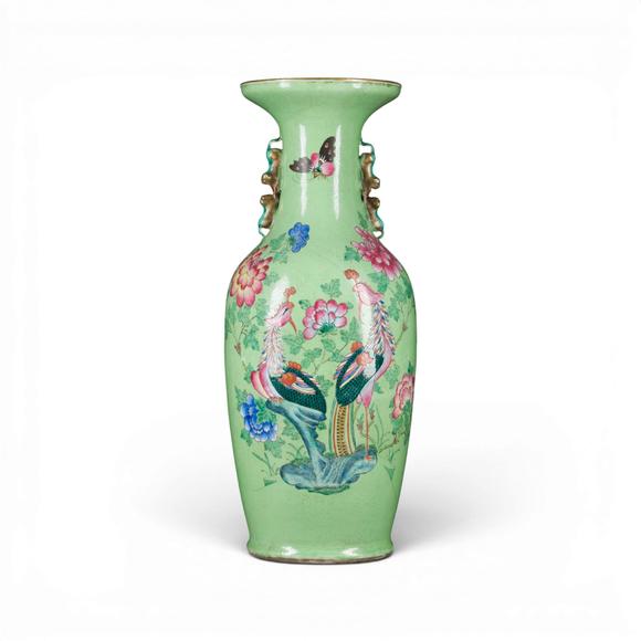 Hargesheimer Kunstauktionen DüsseldorfEINE GROSSE FAMILLE-ROSE-SGRAFFITO-VASE MIT FIGURENDARSTELLUNG