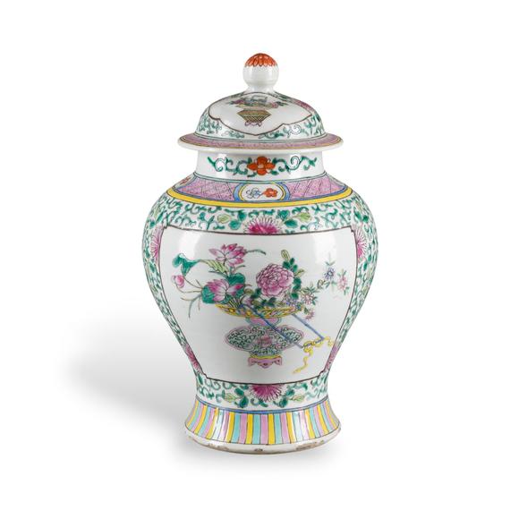 Hargesheimer Kunstauktionen DüsseldorfEIN FAMILLE-ROSE-TOPF MIT DECKEL UND BLUMENKORBDEKOR