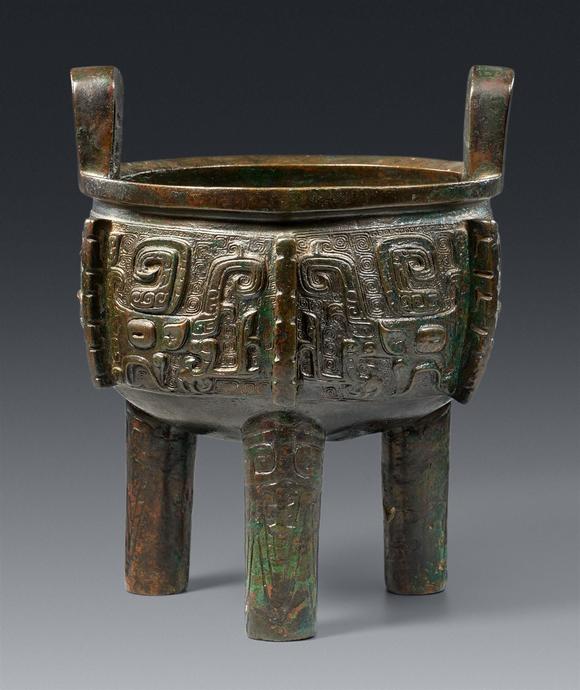 Kunsthaus Lempertz KGA bronze ritual vessel of ding type. Early Western Zhou period (1046–771 BC)