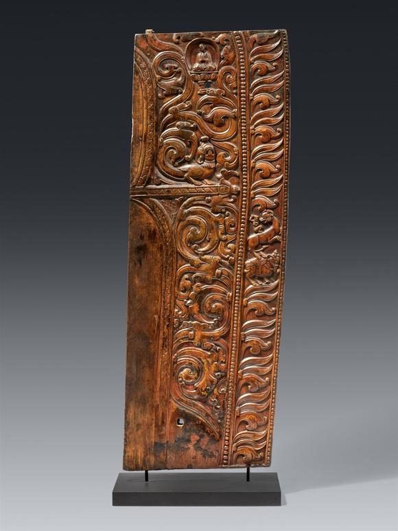 Kunsthaus Lempertz KGA fragment of a large and particularly rare Tibetan wooden aureole. 12–14th century