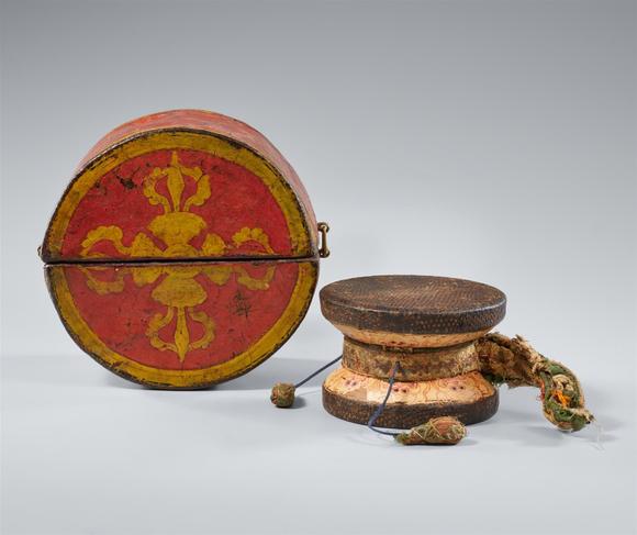 Kunsthaus Lempertz KGA Tibetan tantric wooden painted damaru with its original container. 17/18th century