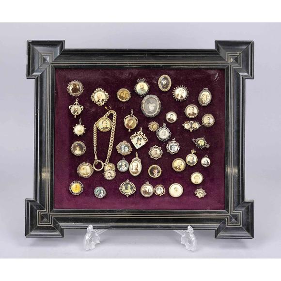 Historia Auktionshaus40 brooches and pendants with small