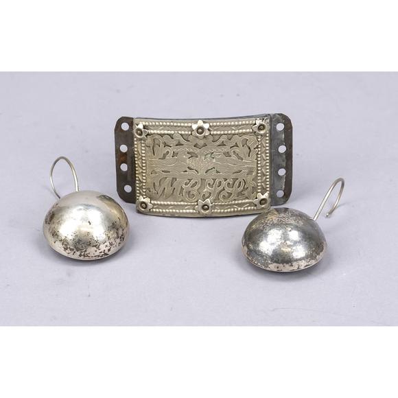 Historia AuktionshausPair of traditional earrings and th