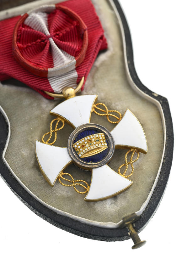 Piguet - H?tel des VentesRoyaume d'Italie, Ordre de la Couronne, fondé en 1868, croix d'Officier en or, vermeil et émail, XIXe s.