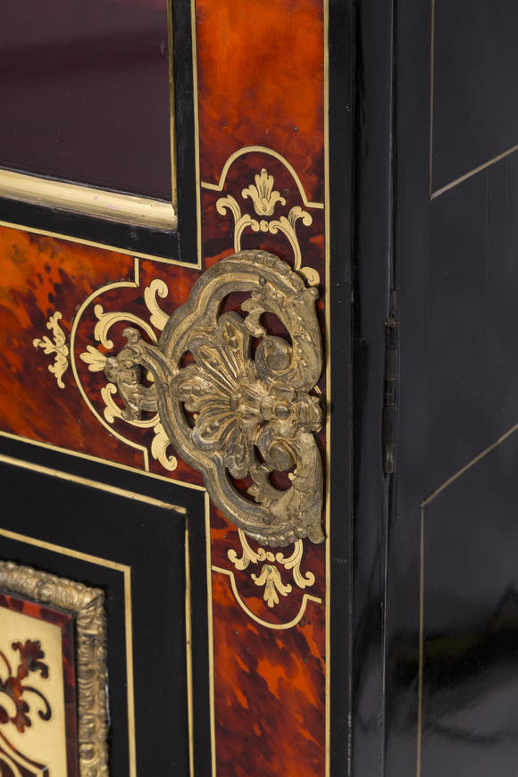 Piguet - H?tel des VentesBibliothèque d'époque Louis XIV, en marqueterie d'écaille rouge, nacre et laiton, riche ornementation de bronze doré, 233x146x52 cm