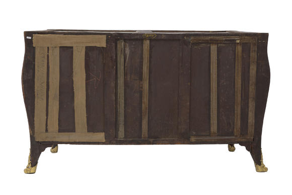Piguet - H?tel des VentesImportante commode d'époque Louis XV, en placage de bois de rose à décor marqueté de fleurs, 88x148x68 cm