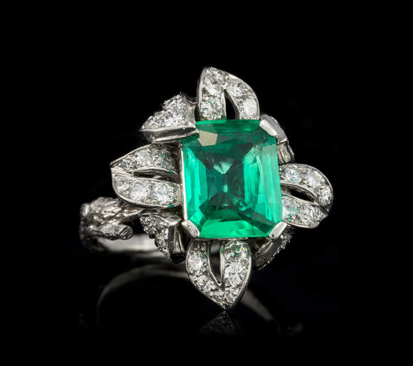 Piguet - H?tel des VentesSterlé, bague années 1950 platine sertie de diamants et centrant une émeraude colombienne, traitement mineur à l'huile, rapport GGTL