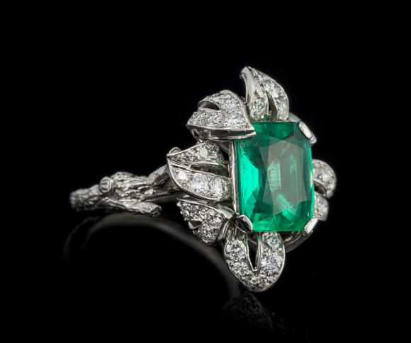 Piguet - H?tel des VentesSterlé, bague années 1950 platine sertie de diamants et centrant une émeraude colombienne, traitement mineur à l'huile, rapport GGTL