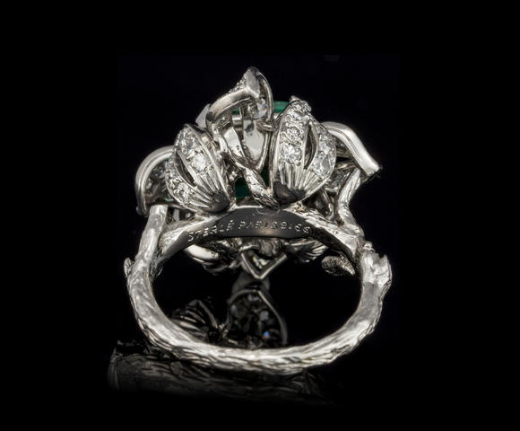 Piguet - H?tel des VentesSterlé, bague années 1950 platine sertie de diamants et centrant une émeraude colombienne, traitement mineur à l'huile, rapport GGTL