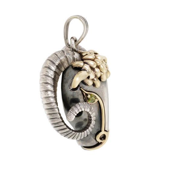 Piguet - H?tel des VentesBoivin, pendentif, années 1970 en or 750 et argent noirci figurant une tête de bélier, les yeux sertis de péridots taille ovaleBoivin, 1970's ram's head pendant 750 gold and lackened silver, eyes are set with oval-cut  peridots
