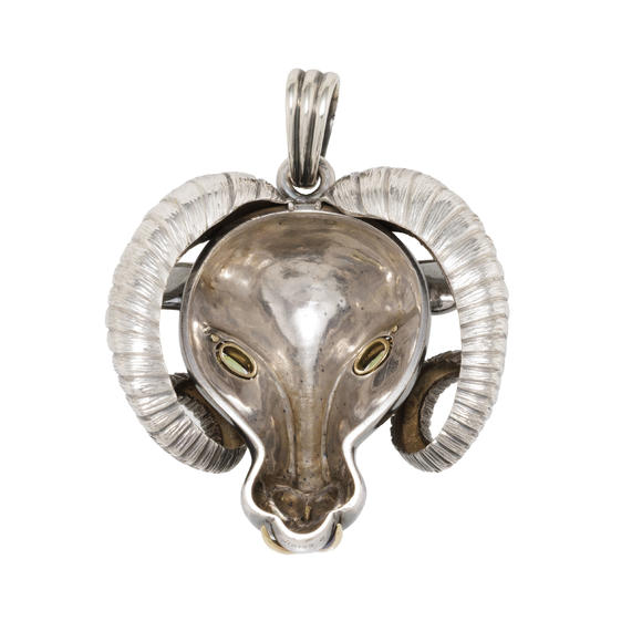 Piguet - H?tel des VentesBoivin, pendentif, années 1970 en or 750 et argent noirci figurant une tête de bélier, les yeux sertis de péridots taille ovaleBoivin, 1970's ram's head pendant 750 gold and lackened silver, eyes are set with oval-cut  peridots