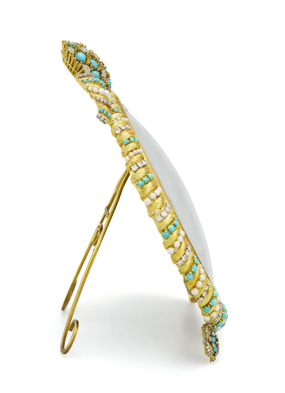 Piguet - H?tel des VentesLombard, cadre photo formé d'un assemblage de plusieurs bijoux en or 750 sertis de turquoises, de perles de culture et de diamants