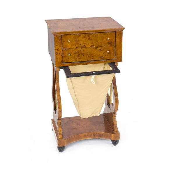 Historia AuktionshausBiedermeier-style sewing table, 20t