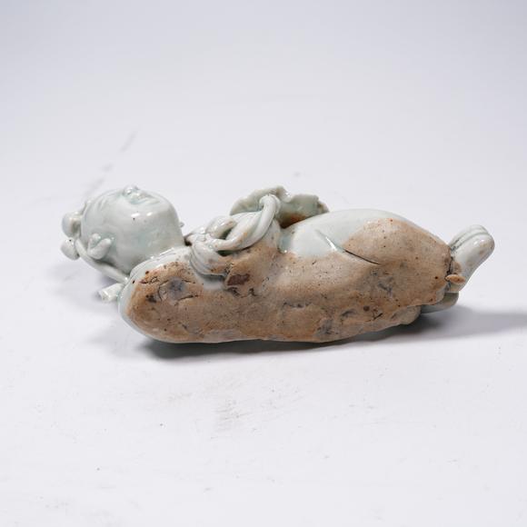 千美會(huì)影青釉持蓮?fù)訑[件